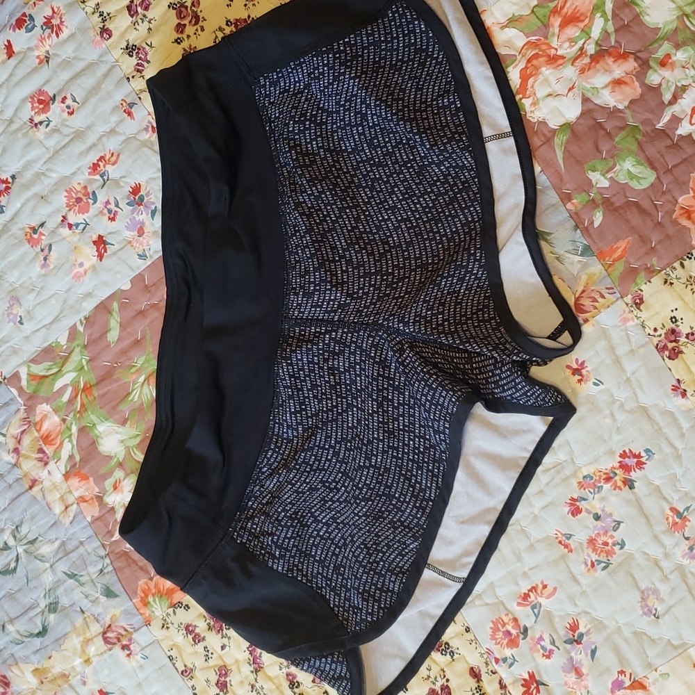 Lululemon Coded Manifesto Black White Speeds size 8 2016 Seawheeze